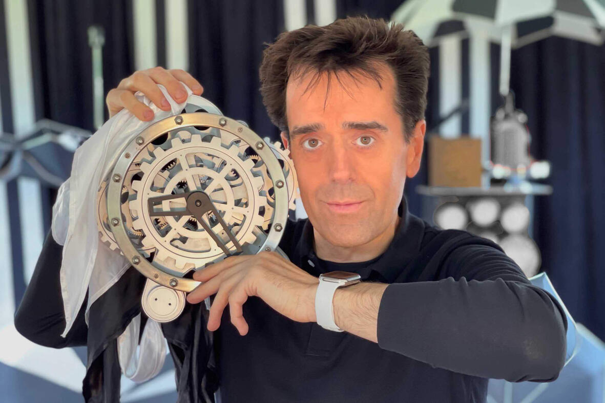 TacticOptik Scène de spectacle : Monsieur Fred réalise des tours de magie et illusions d’optique dans un décor étonnant et immersif