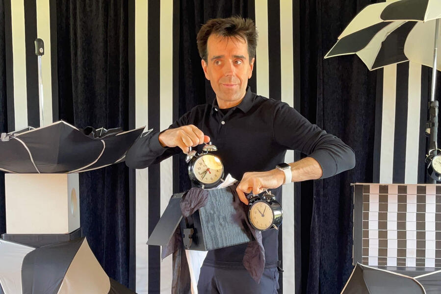 TactiOptik Monsieur Fred fais apparaître une série de réveil dans son spectacle, d'illusion d'optique, sous les yeux des enfants et des familles dans un village de l'Oise.