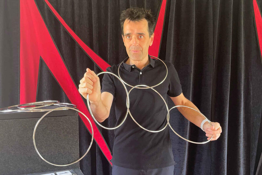 Spik Spakkk ! Monsieur Fred présente un livre magique et utilise une boîte pour faire apparaître des doudous sur scène, émerveillant le jeune public lors du spectacle