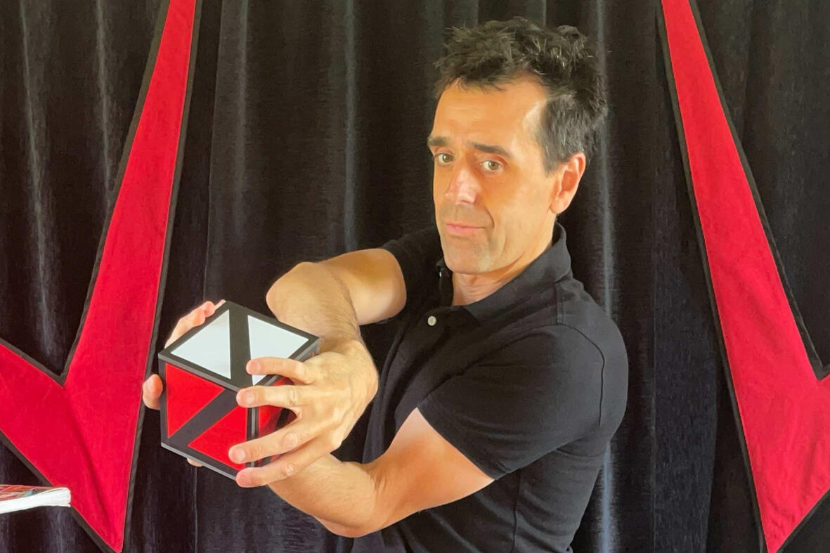 C'est magique ! Monsieur Fred réalise une apparition et transformation de foulards de couleurs vives lors d’un spectacle interactif, captivant enfants et familles avec ses effets visuels.