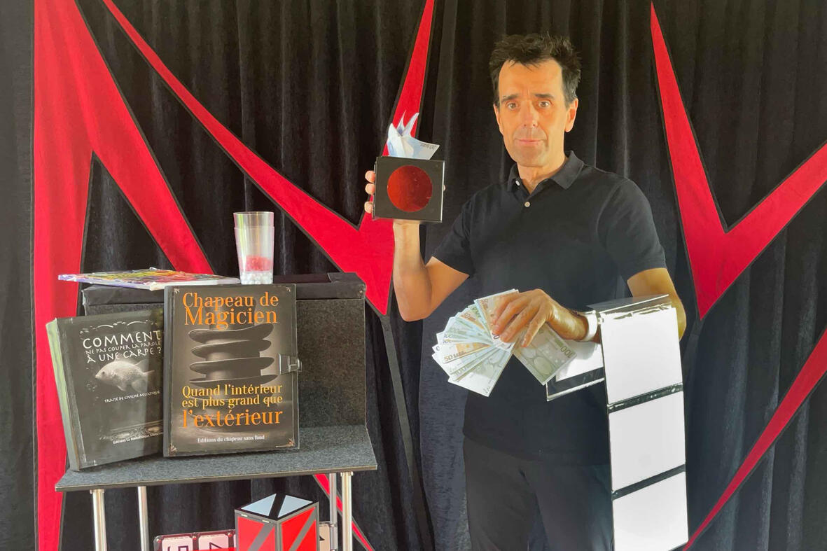 C'est magique ! Monsieur Fred réalise un tour de magie où une corde est coupée puis raccommodée sous les yeux étonnés du public lors du spectacle.