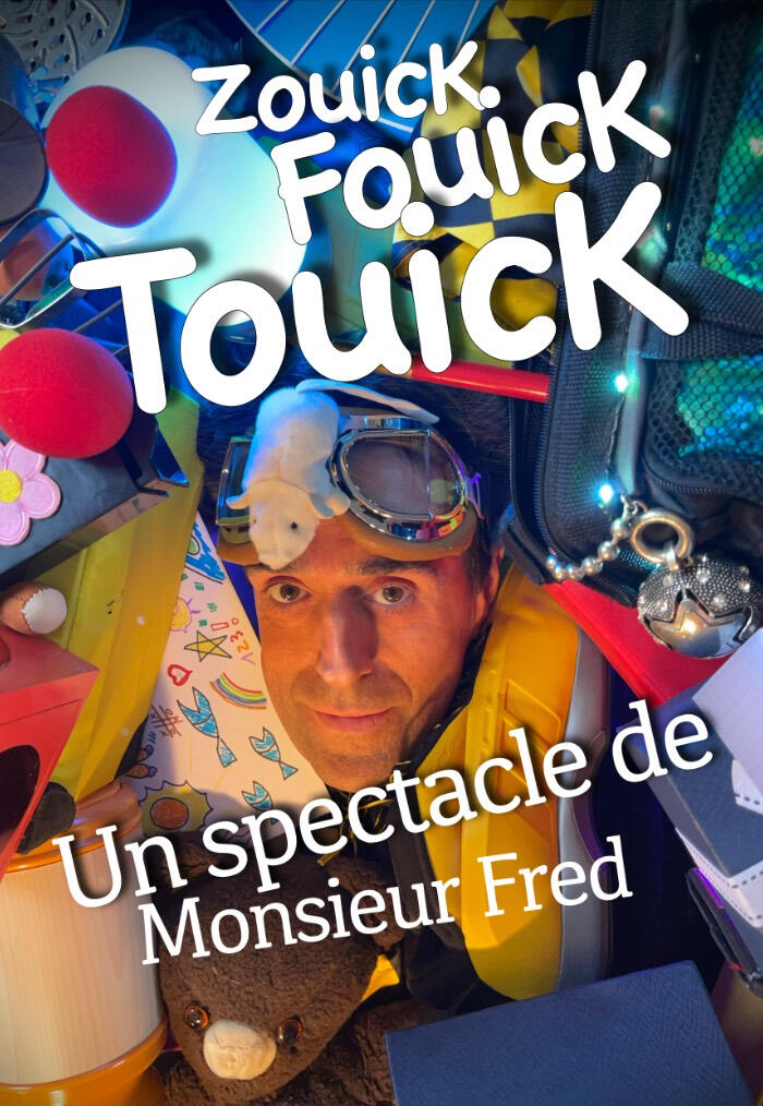 Monsieur Fred, le visage entouré de tous ces accessoires imaginaire et à émotion qui sont au programme dans le spectacle.