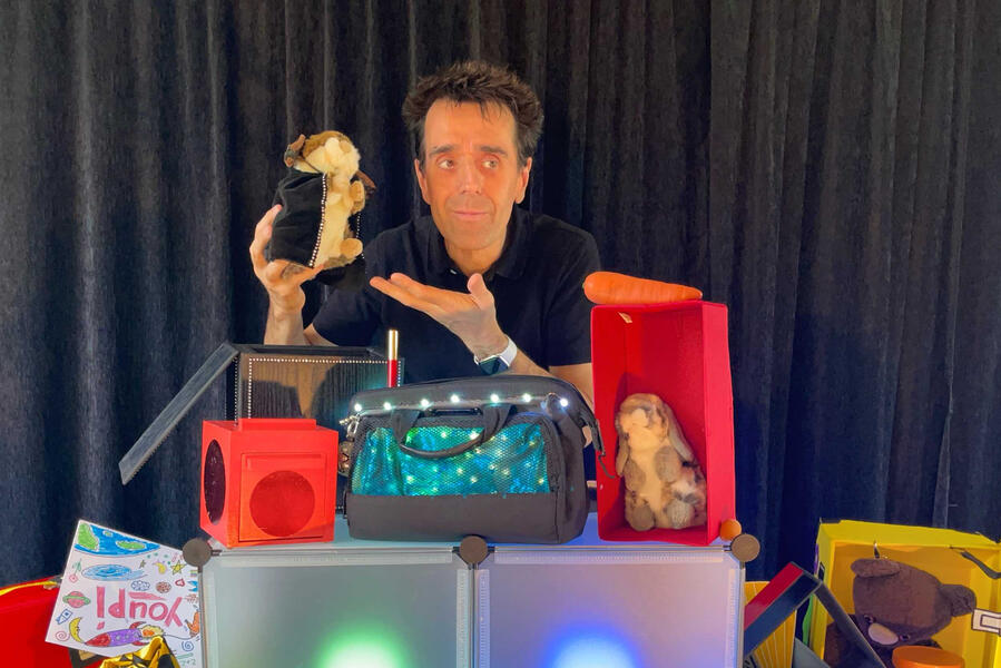 Zouick, Fouick, Touick ! Monsieur Fred et ses personnages ou en couleur sur une musique synchronisée pendant les représentations du spectacle, où les émotions des enfants laisse place à des éclats de rire en Normandie, pendant les arbres de Noël