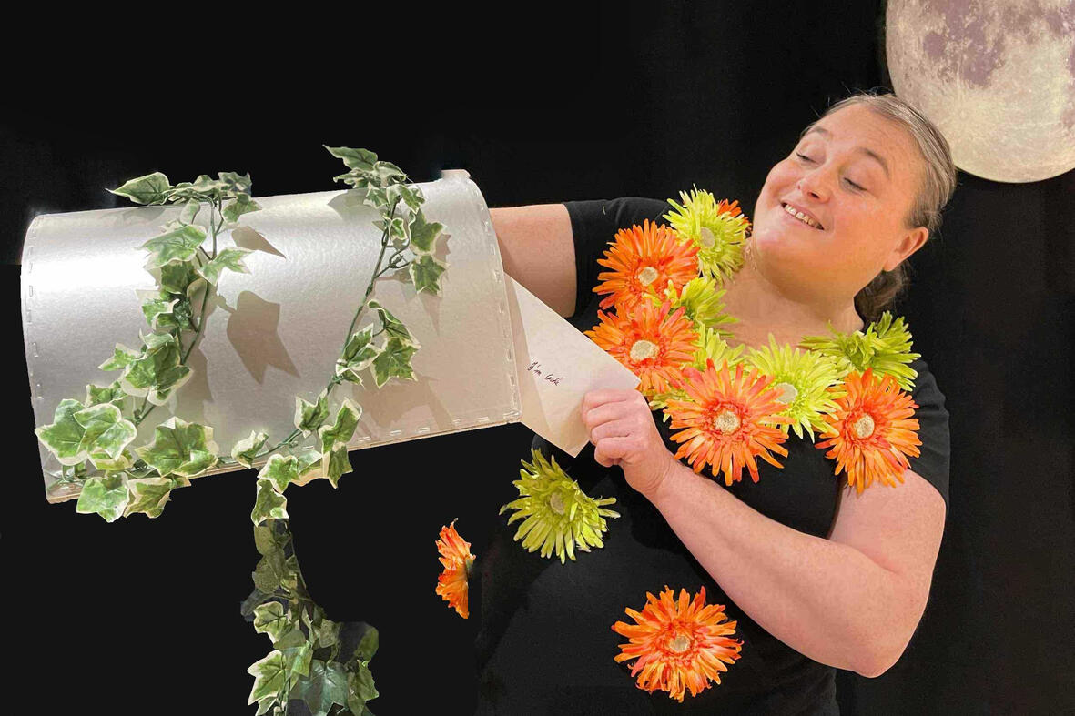 Spectacle j'me cache ! Photo d’Aurore, comédienne conteuse, animant ses histoires avec ses personnages et accessoires de spectacle devant les enfants.