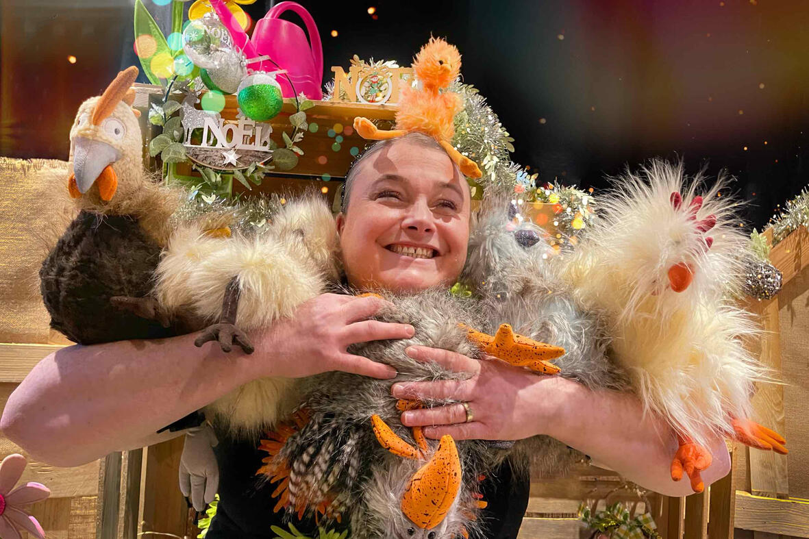 Spectacle j'me cache ! Aurore la conteuse, en représentation, met en scène ses personnages et accessoires dans un univers scénique fleuri et boisé.