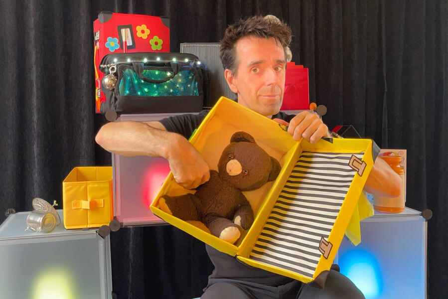 Les souvenirs et l'enfance font partie intégrante de ce spectacle où les enfants participent pour les festivals de lecture en bibliothèque en Île-de-France