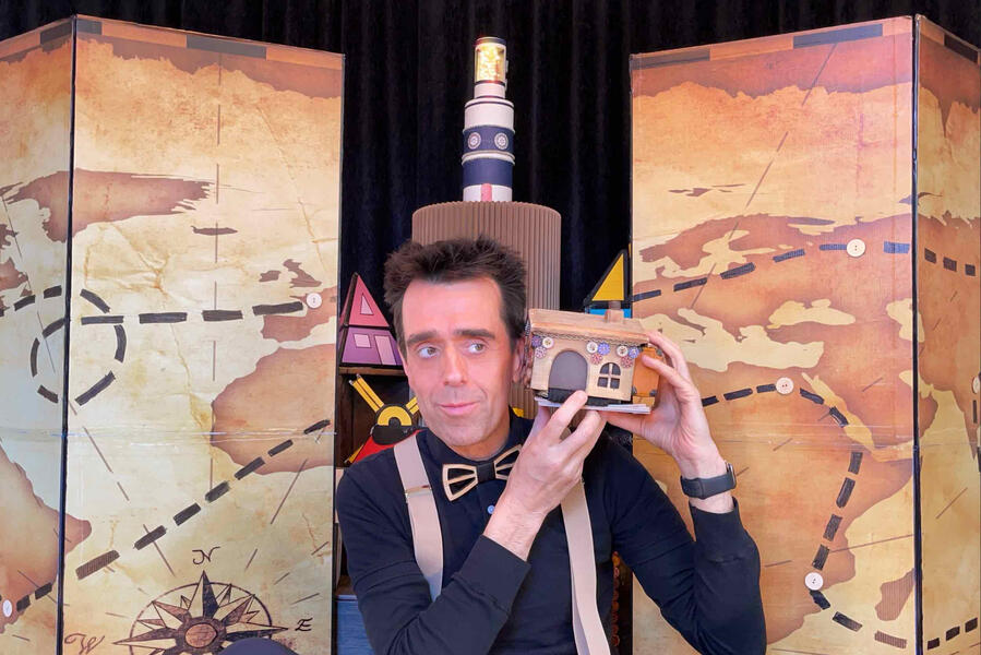 Risque-Tout Le comédien, Monsieur Fred, présente l'héroïne du spectacle aux enfants, leur raconte les aventures incroyable pour le spectacle, dans un centre de loisirs du Havre