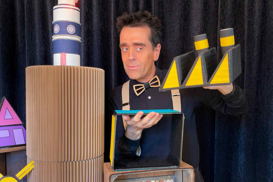 Risque-Tout Monsieur Fred présente les accessoires du décor aux enfants pendant un spectacle dans une école privée en Normandie