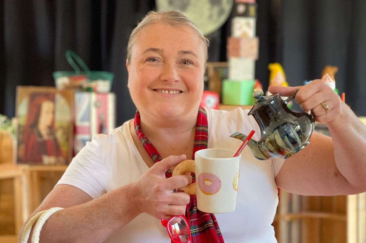 Lisbeth Mac Matick Aurore la conteuse sur scène, dans un décor de spectacle inspiré des enquêtes et du mystère.