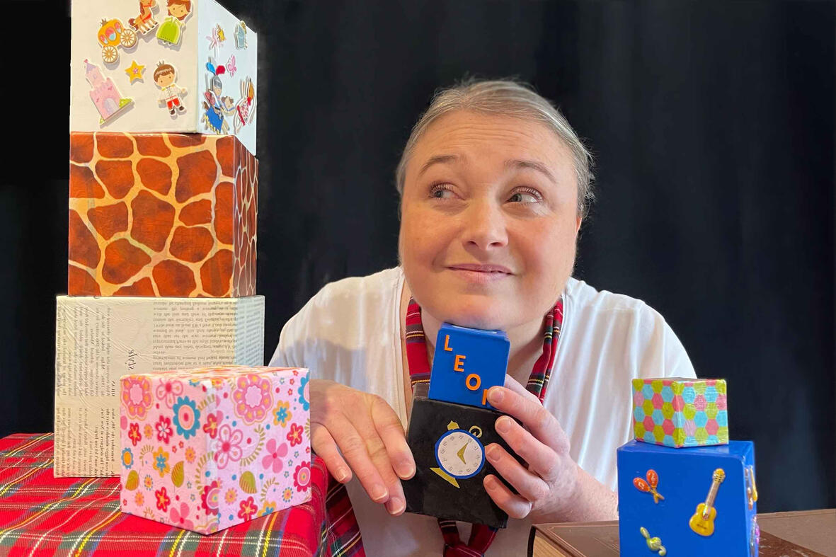 Lisbeth Mac Matick Décor de spectacle : Aurore incarne une enquêtrice, entourée d’accessoires de détective.