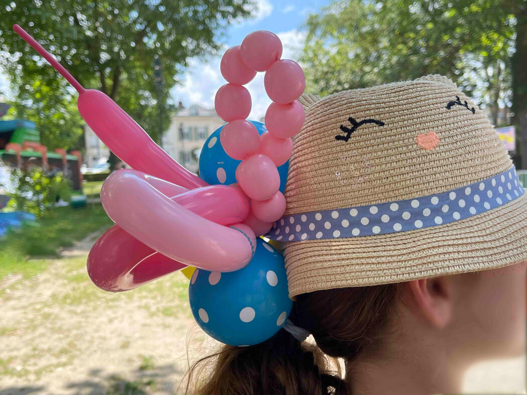 Modèles variés de sculptures sur ballons lors d’un atelier créatif pour enfants.