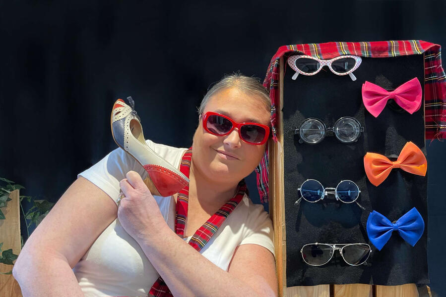 Lisbeth Mac Matick Aurore, la comédienne, est sa panoplie de noeud papillon fausse moustache, lunettes pour se déguiser comme un agent secret pendant un spectacle dans un centre de loisirs à Beauvais.