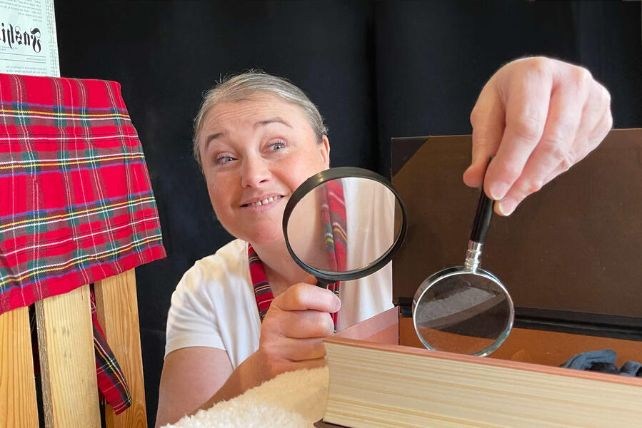 Lisbeth mac matick essaie de résoudre l'enquête à l'aide de ses loupe pour un arbre de noël