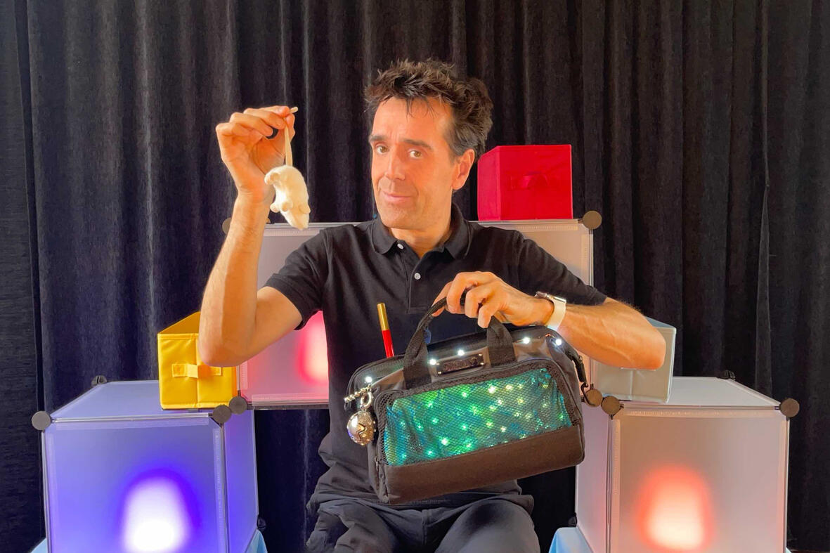 Scène du spectacle “Zouick, fouick, touick” : Monsieur Fred anime un décor magique rempli de souvenirs devant des enfants jusqu’à 8 ans.