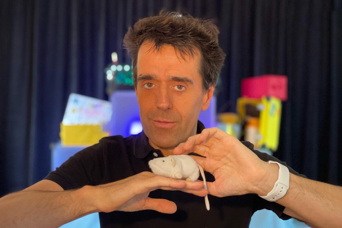 Zouick, fouick, Touick Monsieur Fred en spectacle, illustrant l’univers imaginaire et les surprises de “Zouick, fouick, touick” pour un public d’enfants.