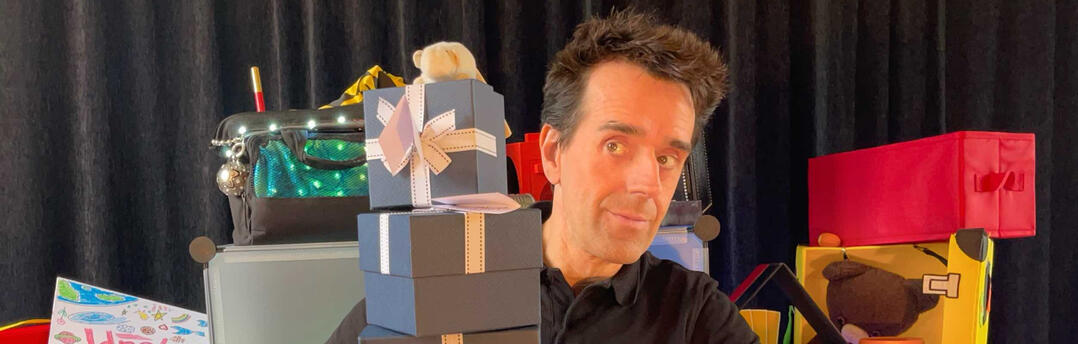 Monsieur Fred et Aurore la comédienne sur scène et le spectacle “Risque-Tout”, captivant enfants et familles avec des numéros de magie et d’animation interactifs dans les hauts-de-france et normandie