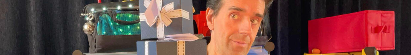 Monsieur Fred et Aurore la comédienne sur scène et le spectacle “Risque-Tout”, captivant enfants et familles avec des numéros de magie et d’animation interactifs dans les hauts-de-france et normandie