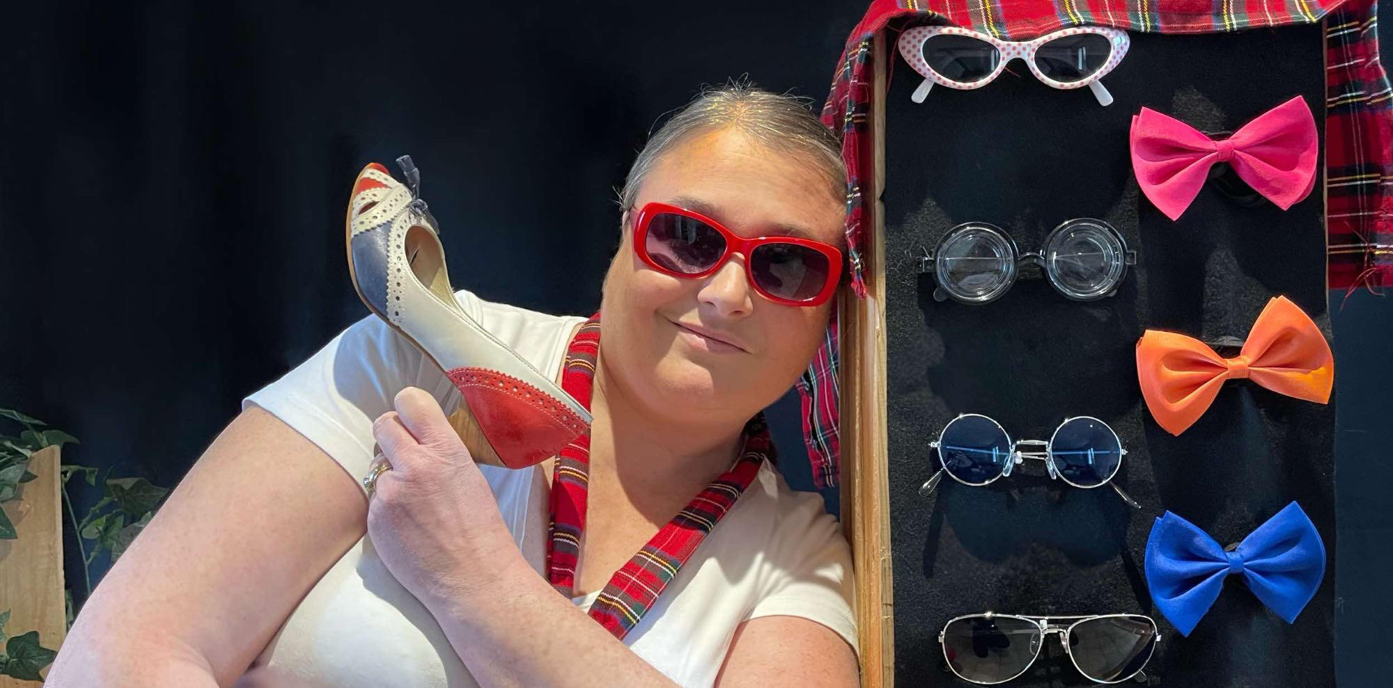 Lisbeth Mac Matick Aurore, comédienne, interprète une héroïne de roman policier dans son décor de spectacle.