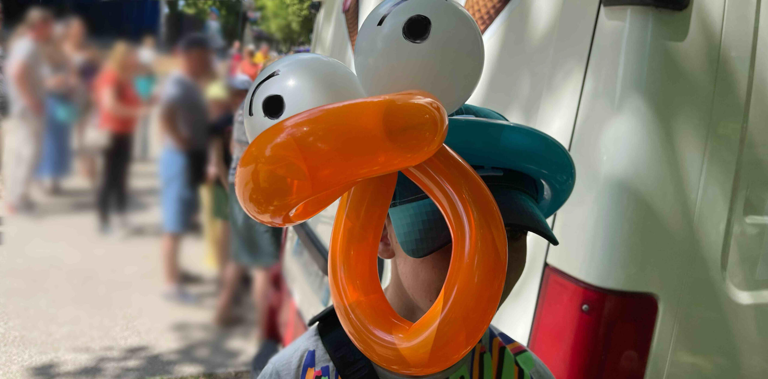 Sculpture sur ballons Différents modèles de ballons sculptés exposés pendant un événement festif.