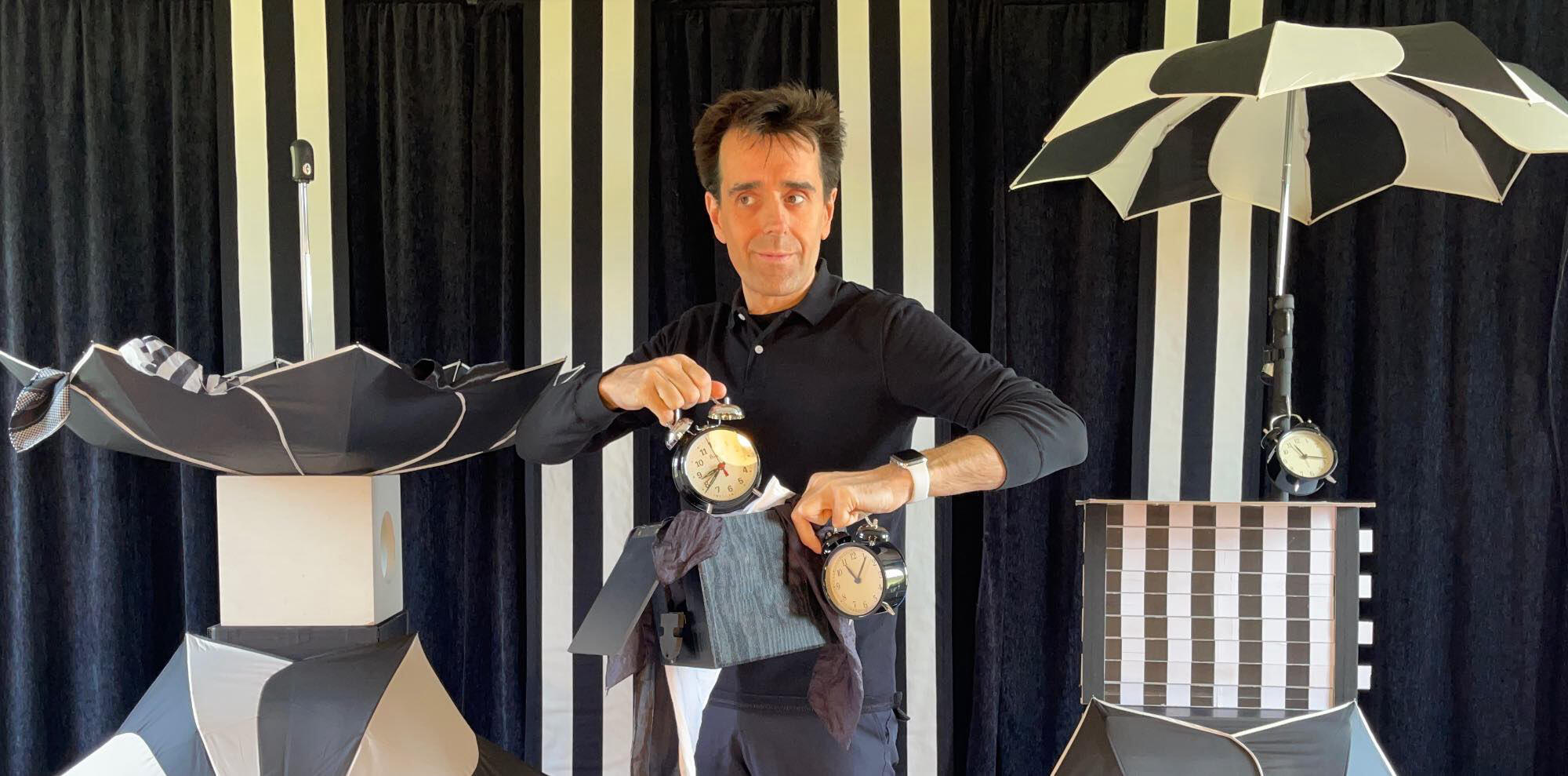 TacticOptik Monsieur Fred sur scène, captivant le public avec ses tours de magie et illusions d’optique, dans un décor original et surprenant.